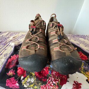 Keen Hiking Boots (Low) Sz9